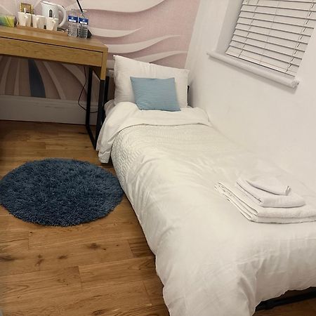 Отель Rosie Cosy House Cricklewood Лондон Экстерьер фото